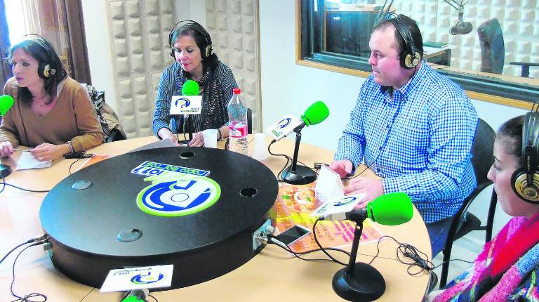 PRESENTACIÓN. <i> Rosa Barranco presenta el dispositivo para la cabalgata, junto a Franma Ruiz, Jesús Gómez y Rocío Díaz. </i>