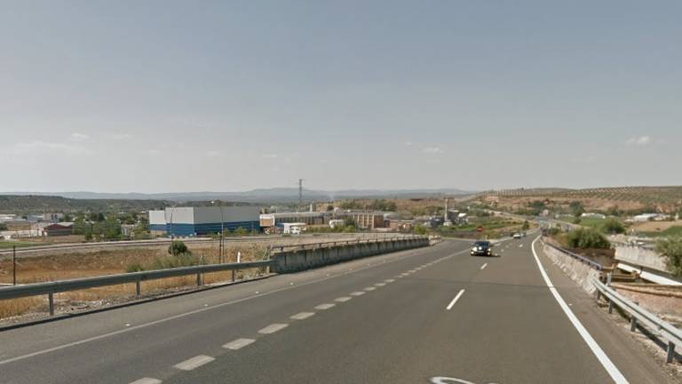 Dos adultos y dos menores heridos al caer por un desnivel en Mengíbar