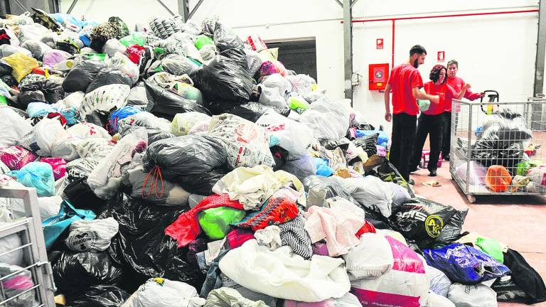 Las muchas vidas de la ropa usada que recoge Cáritas