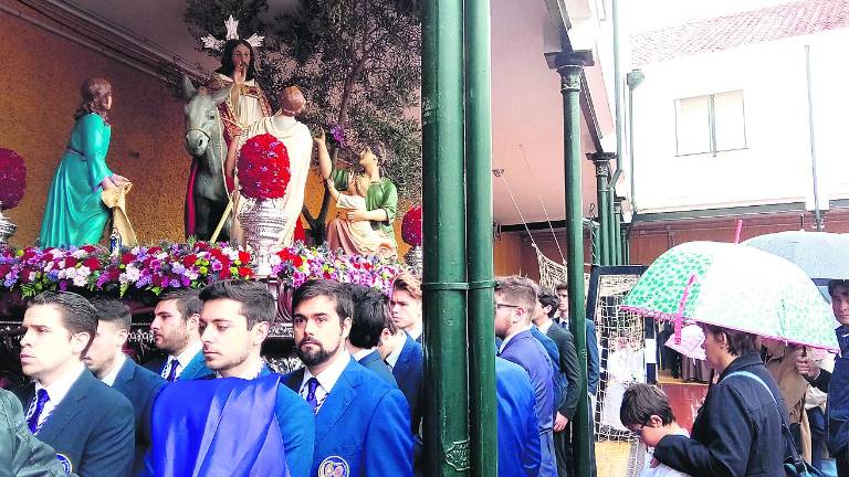 La lluvia desluce la Pasión