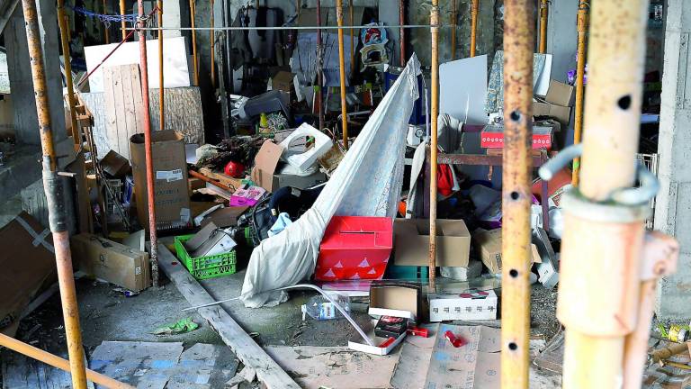 Un solar cobija a un indigente entre una “montaña” de basura