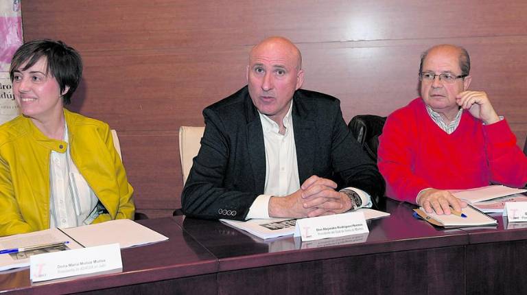 <i>María Muñoz Muñoz, Alejandro Rodríguez Hornos y Rafael Valera Espinosa, muy atentos a las diferentes intervenciones de los componentes del tribunal sobre las candidaturas.</i>