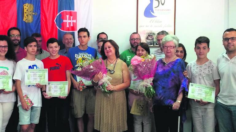 RECONOCIMIENTO Y HOMENAJE. <i> Premiados en los certámenes, junto con los docentes del instituto Nuestra Señora de la Cabeza. </i>