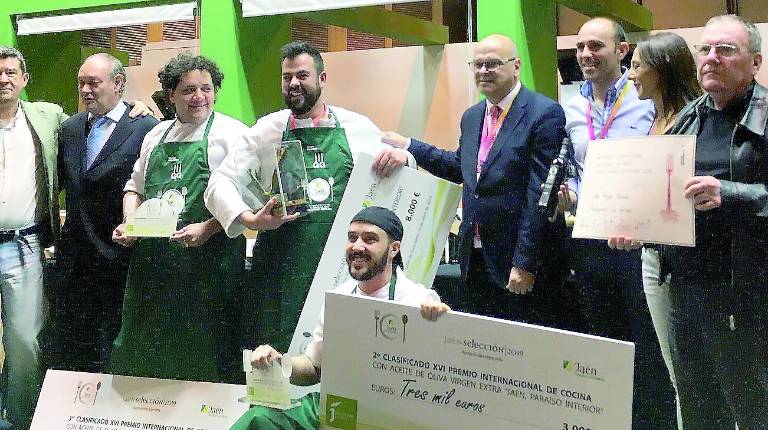 GALARDONADOS. <i> Federico Guajardo, Lalo Reyes y Rafael Bautista posan con sus premios junto a Manuel Fernández y representantes del concurso.</i>