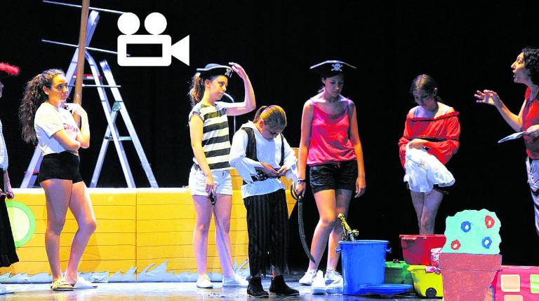 ACTUACIÓN. <i> Los alumnos más pequeños de la Escuela de Pequeños Grandes Actores interpretan la obra “Vamos al Teatro”. </i>