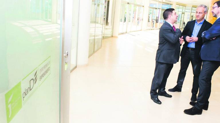 EMPLEO. <i>Francisco Reyes, Juan Ramón Lanzas y Juan Gómez, ante las oficinas para el Centro ProvincIal del Emprendimiento en la Universidad.</i>