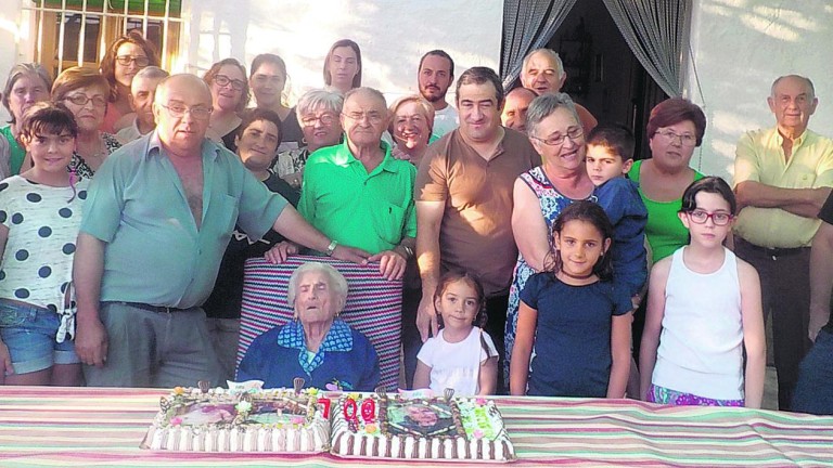Familiares y vecinos arropan a la centenaria Carlota Ramos