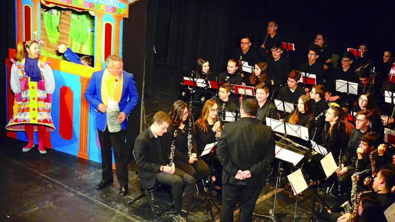 Peneque y la AMU bajan el telón del Festival de Títeres