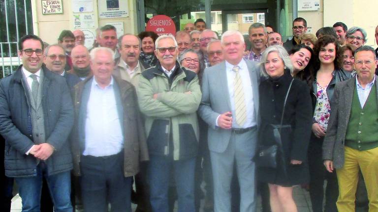 El docente Manuel Milán se jubila con un aplauso general