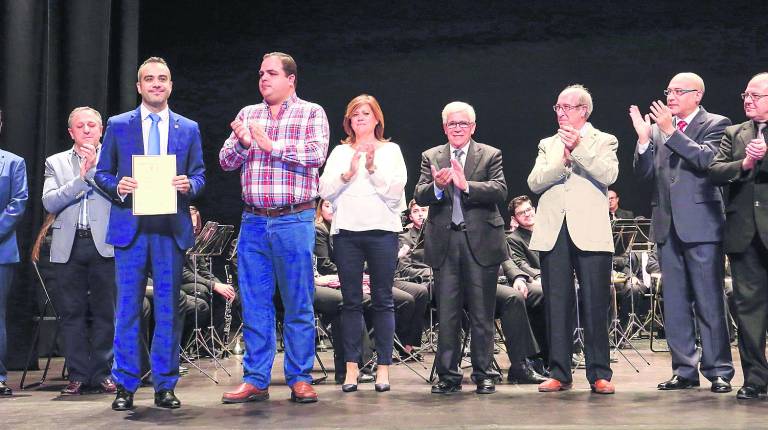 CULTURA. <i>Autoridades y miembros del jurado entregan los premios a José Luis López Mingo y Enrique Cárcel como ganador y finalista, respectivamente, del concurso de pasodobles.</i>