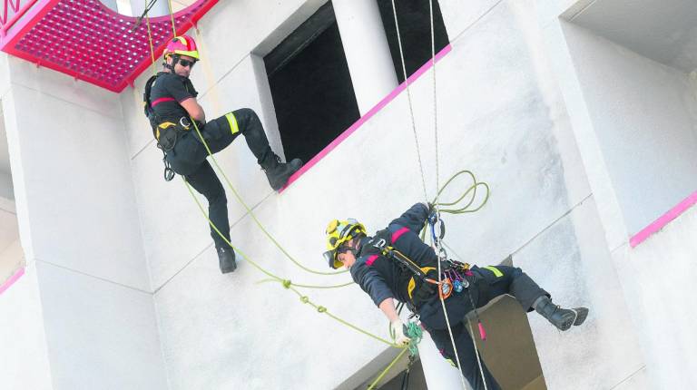 DEMOSTRACIÓN. <i>Los bomberos realizaron un simulacro de un rescate en altura en el Parque durante la celebración del día de San Juan de Dios.</i>
