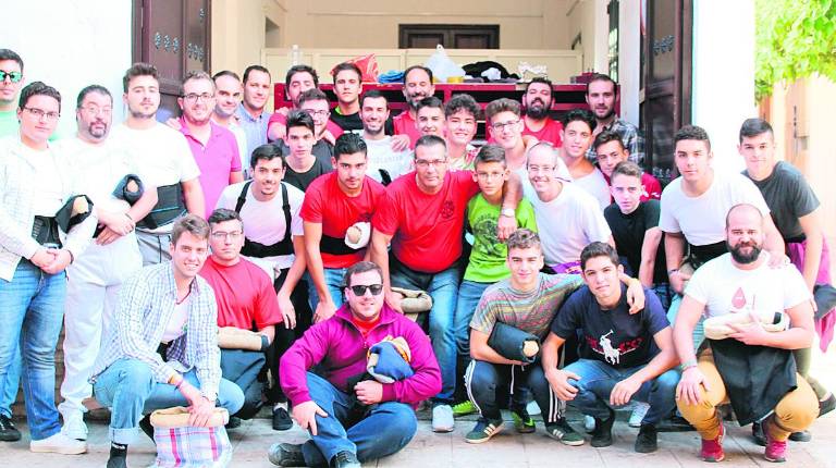 INICIATIVA. <i>Costaleros de las hermandades de Andújar participantes en la iniciativa solidaria de la Cofradía de los Estudiantes.</i>
