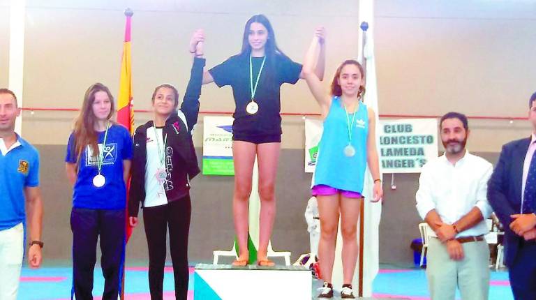 PODIO. <i>Nerea Galindo y Carmen González posan en el podio con la medalla de oro y plata en Alameda (Málaga).</i>