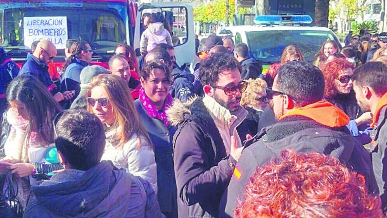 Concentración masiva por tres bomberos detenidos